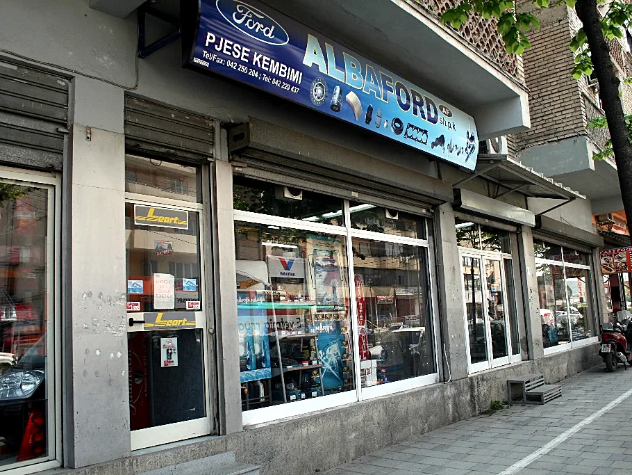 Hyrja e dyqanit në Rrugën Muhamet Gjollesha